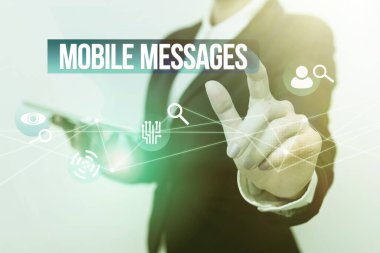 Kavramsal Görüntü Mobil İletileri. İş yaklaşımı: Üniformalı Kadın Telefon Taşır ve Geleceği Gözlemler Dinler.