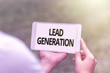 Metin Öncü Üretim yazılıyor. İnsanları Bir Araya Bağlayan Ses ve Görüntü Yeteneklerini Tanıma ve Geliştirme İş Gösterme Süreci