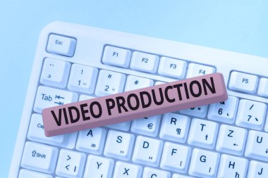 Video Prodüksiyon 'u gösteren imza. Bir fikri video filtreleme soyut düzeltme, modası geçmiş web sitelerine dönüştürme ve İnternet Bağlantısını Korumaya yönelik iş genel bakış süreci