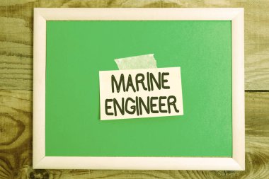 Kavramsal başlık Deniz Mühendisi. Bir geminin bakımı ve işletilmesi ile ilgili iş gösterisi, motorların Flatlay Lay Arkaplanındaki Farklı Renk Etiketleri Notlarını Göstermesidir