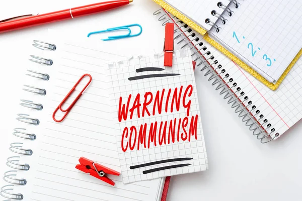 Знак, що попереджає комунізм. Концепція означає економічну систему, де група володіє виробництвом барвистих перфективних позитивних уявлень про творчі ідеї та натхнення — стокове фото