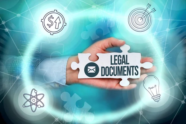 Εννοιολογική απεικόνιση Νομικά Έγγραφα. Επιχειρηματική ιδέα ένα έγγραφο σχετικά με ένα νομικό θέμα που συντάχθηκε από ένα δικηγόρο Hand Holding παζλ κομμάτι ξεκλειδώνει νέες φουτουριστικές τεχνολογίες. — Φωτογραφία Αρχείου