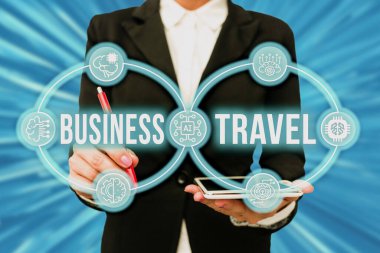 İş seyahatini gösteren bir ilham. Üniformalı Bayan Elinde Tablet tutarak Geleceği Yazan Teknoloji Şirketi adına bir ya da daha fazla yere seyahat etmek..