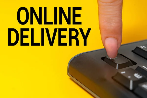 Schreiben von Textanzeigen Online Delivery. Wort für den Akt oder die Art und Weise, etwas durch das Netz zu bringen Hände, die auf Computertastaturtasten zeigen, schreiben neue Ideen. — Stockfoto