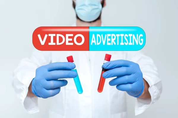 동영상 광고에 대한 글을 쓴다. 개념 사진 - 온라인 전시 광고를 포함하고 있으며, 비디오 연구 과학자 비교 다른 샘플, 의사 표시 치료제 — 스톡 사진