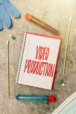 Video Yapım 'ı gösteren metin işareti. Bir fikri video Filtreleme Yazma Reçeteli Tıp Laboratuvarı Testi ve Analiz Etme Sürecine dönüştürme süreci kavramını kavra