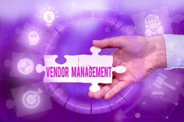 Metin Sağlayıcı Yönetimi gösterimi yazılıyor. Yeni Gelecek Teknolojileri Açığa Çıkarma Yapboz Parçası El Tutma Yapboz Satıcıları araştırma ve kaynak faaliyetleri hakkında yazılan kelime.