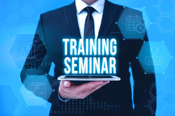 Legenda do texto que apresenta o Seminário de Formação. Idéia de negócios curso de pós-graduação, muitas vezes com informalidade e discussão Man In Office Uniform Holding Tablet exibindo nova tecnologia moderna. — Fotografia de Stock