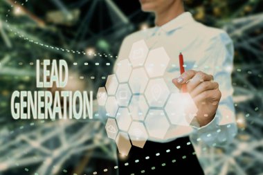 Kavramsal Görünüm Kurşun Üretimi. Üniformalı Bayan Tutma Tableti 'nin Fütüristik Teknoloji' yi Tanıma ve Geliştirme İşletme Şovu.