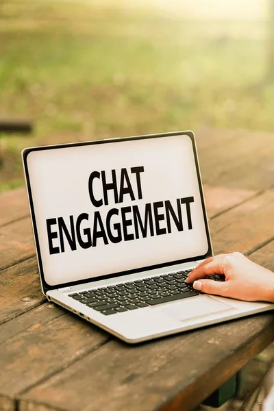 Didascalia di testo che presenta Chat Engagement. Parola per cliente interagisce direttamente con un marchio da conversazione Offerte di lavoro online e lavorare in remoto collegare le persone insieme — Foto Stock