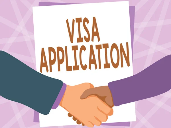 A Visa Application megjelenítése. Szó írt a folyamat szerzés egy belépési engedélyt egy idegen földre Két férfi rajzol üres papír Shake Hands bemutató megállapodás. — Stock Fotó