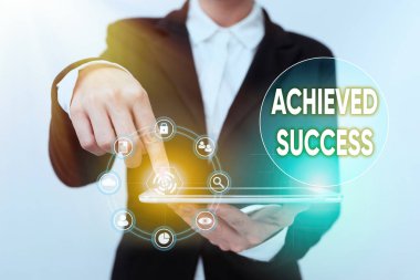 İlham kaynağı olan başarılı metni göster. İş konsepti, istenilen vizyonların başarısı ve planlanan hedefler Geleceği Gösteren Grafik Arayüzü Tableti Gösteren Bayan Takım Elbiseli.