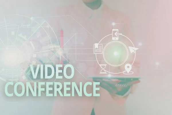 Inspiráló szöveg Videokonferencia. Internet Concept bemutató távoli helyeken tartsa facetoface találkozók Nő egységes álló holding Tablet megjelenítése Futurisztikus felület. — Stock Fotó