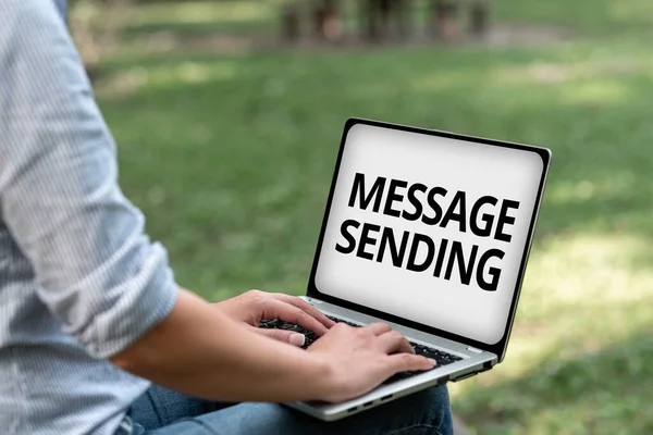 문자 메시지를 보내는 것에 대한 영감. 하나 의 s 를 전달하거나 소통하기 위한 비즈니스 쇼 케이스는 온라인 잡스의 감정이나 욕망 그리고 구체적으로 사람들을 연결하는 작업입니다. — 스톡 사진