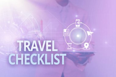 Seyahat Kontrol Listesini sunan metin başlığı. Konsept, planlanan gezide yapılması gereken şeylerin listesi anlamına gelir Üniformalı Kadın Durma Tableti Gösterme Geleceği Gösteren Arayüzü.