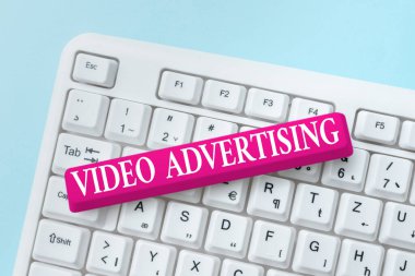 Video Reklamcılığı sunan metin başlığı. Video Bilgisayar Mühendisliği Konsepti, Kırık Klavyeyi Onarma Özeti içeren çevrimiçi ekran reklamlarını kapsayan sözcük