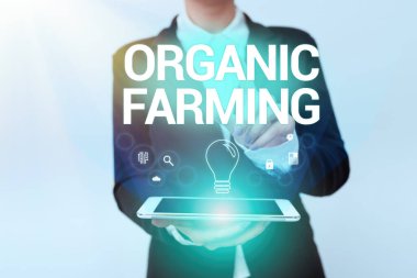 İlham, organik çiftçiliği gösteriyor. Üniformalı cep telefonunda ekolojik bazlı haşere kontrolü yapan kadını kullanan iş dünyası tarım sistemi Geleceği Sanal Simgeleri Gösteriyor