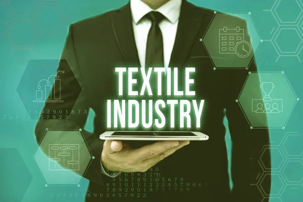 Ispirazione mostrando segno Industria tessile. Approccio commerciale produzione e distribuzione di tessuti di filato e abbigliamento Uomo In Office Uniform Holding Tablet Visualizza la nuova tecnologia moderna. — Foto Stock