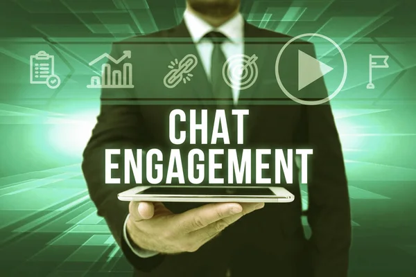 Text bildtext som presenterar Chat Engagement. Word för kund interagerar direkt med ett varumärke genom konversation Man In Office Uniform Holding Tablet Visar ny modern teknik. — Stockfoto