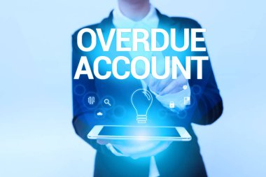 Gecikmiş Hesabı Gösterme İmzası. İnternet Konsepti kredileri ve ödenmemiş diğer yükümlülükler, Geleceğin Sanal Simgelerini Gösteren Üniformalı Cep Telefonlu Kadınları