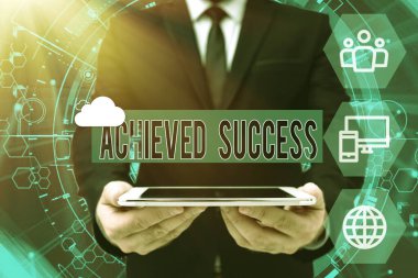 İlham kaynağı olan başarılı metni göster. İstenilen vizyonlara ve planlanan hedeflere ulaşılmasına ilişkin internet kavramı. Yeni Modern Teknolojiyi Gösteren Üniformalı Adam.