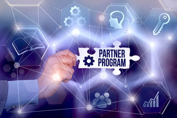 Segno di testo che mostra il programma partner. Concetto che significa che i venditori di strategie aziendali utilizzano per vendere prodotti e servizi Hand Holding Puzzle Piece Unlocking New Futuristic Technologies. — Foto Stock