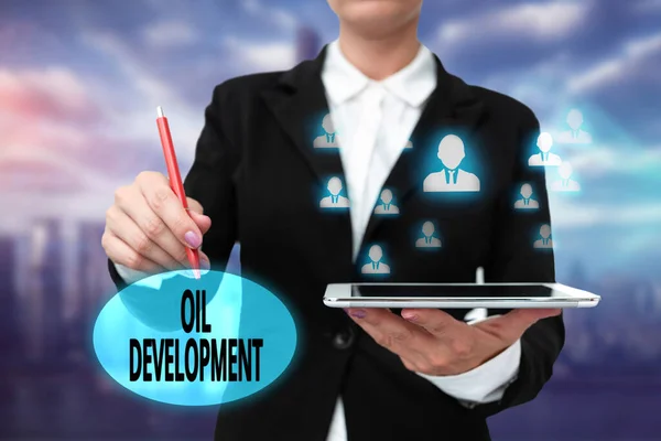 Légende conceptuelle Oil Development. Concept signifiant acte ou processus d'exploration d'une zone terrestre ou maritime pour le pétrole Lady In Uniform Standing Holding Tablet Typing Futuristic Technologies. — Photo