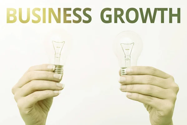 Znak pisma ręcznego Wzrost biznesu. Koncepcja oznacza proces poprawy niektórych miar przedsiębiorstwa s jest sukces dwóch Hands trzymając lampę pokazując lub prezentując nowe pomysły technologiczne — Zdjęcie stockowe