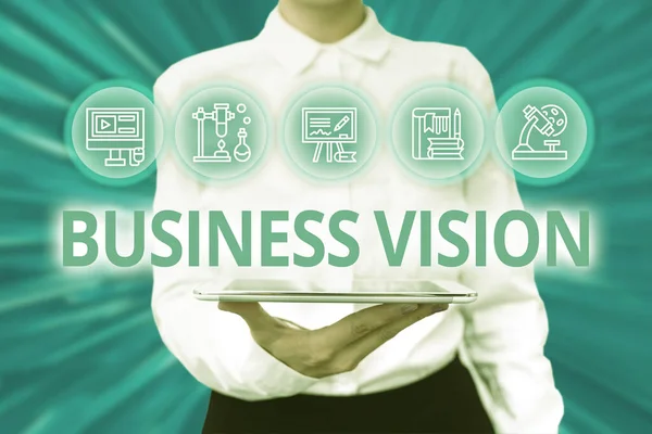 사업 비전 (Business Vision) 이라고 도불린다. 기업의 전반적 인 설명은 어떤 단체가 가상의 기술을 선점하는 여성 통합 서서 타블렛 (Lady Uniform standing Tablet Hand Presenting Virtual Modern Technology) 를 달성하고자 하는지에 대한 것이다. — 스톡 사진