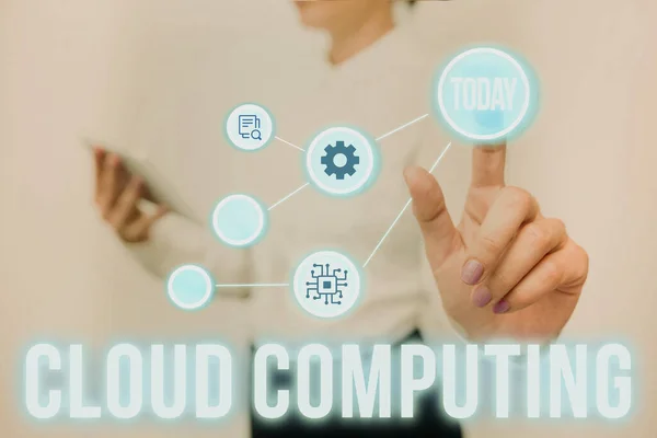 Текстовые подписи, представляющие Cloud Computing. Бизнес-витрина хранения и доступа к данным и программам через Интернет Леди Холдинг планшет нажав на виртуальную кнопку отображения футуристических технологий. — стоковое фото