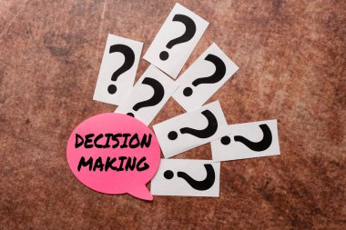 El yazısı, karar verme işareti. Kavramsal fotoğraf süreci, özellikle önemli kararlar alma, araştırmalar yazma, yeni fikirler üretme, kafa karışıklığı ve gizemi kırma.