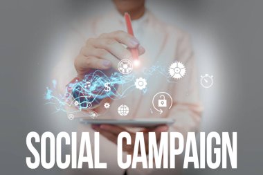 Kavramsal Toplumsal Kampanya. Kavram, sosyal medya platformunu kullanarak marka farkındalığını artırmak, Bayan In Suit Holding Phone ve Geleceğsel Görüntü Sunumu.