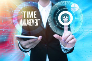 Zaman Yönetimi işaretini gösteren bir ilham. İşletme fikri, zamanı etkili ya da üretken bir şekilde kullanabilmektir Üniformalı Kadın Telefon Basma Sanal Düğme Fütüristik Teknolojisi.