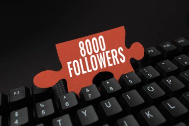 Metin başlığı 8000 takipçiyi gösteriyor. Instagram 'da farklı matematik problemlerini çözen, çok basamaklı denklemleri hesaplayan kişileri takip eden kişi sayısı