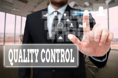 Kavramsal Başlık Kalite Kontrolü. Sanal Düğme Tutma Tabletine Basan Üniformalı Üniformalı Adam Üretim Üniformasında standartların korunduğu kavramsal bir fotoğraf sistemi.