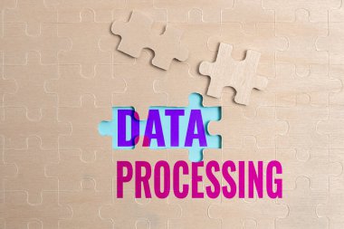 Veri İşleme 'yi gösteren bir imza. Anlamı, verilerin toplanması ve değiştirilerek tamamlanmamış bir yapboz deseni oluşturulması ve son parçanın eksik olması.