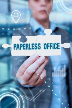Evraksız Ofis 'i gösteren bir tabela. Kağıt kullanımının kaldırıldığı internet kavramı çalışma ortamı Yeni Geleceğin Teknolojisini Çözen Yapboz Parçası Tutan İş Kadını.
