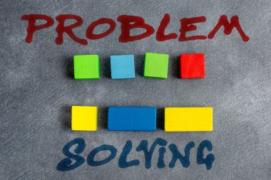 Kavramsal görüntü problemi çözme. Yüzeyde Çoklu Renklerle Cilalanmış Küp Küp Kutuları Yığını ile etkili bir şekilde başa çıkmak için bir çözüm ya da araç bulmak için iş vitrini