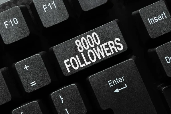 Legenda conceitual 8000 seguidores. Ideia de negócio número de indivíduos que segue alguém no Instagram Enviando novas mensagens on-line, Criando romances visuais, Digitando histórias curtas — Fotografia de Stock