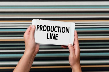 El yazısı metin üretim hattı. İnsanları Birbirine Bağlayan Ses ve Görüntü Çağrı Yetenekleri fabrikasındaki sıralı operasyonların kavramsal fotoğraf seti