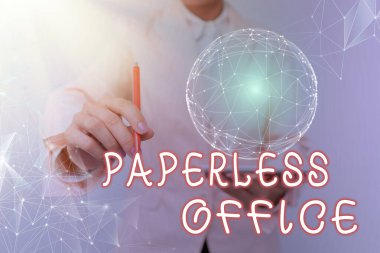 Metinsiz Ofis gösterimi yazılıyor. Kağıt kullanımının devre dışı bırakıldığı kavramsal fotoğraf çalışma ortamı Dairesel Sanal Görünümlü Kadın Tutma Tableti.