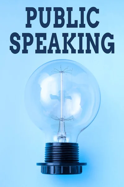 Texto mostrando inspiração Public Speaking. Conceito que significa arte de comunicação oral eficaz com uma lâmpada de audiência com fonte de alimentação em fundo simples mostrando novas ideias — Fotografia de Stock