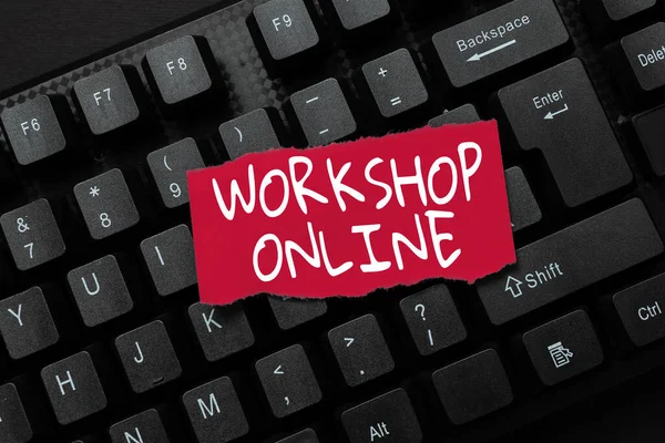 Konceptuális bemutató Workshop Online. Word Írt csoport mutatja vegyenek részt intenzív beszélgetés és tevékenység Átvitele írásbeli megjegyzések egy számítógép, gépelés motivációs üzenetek — Stock Fotó