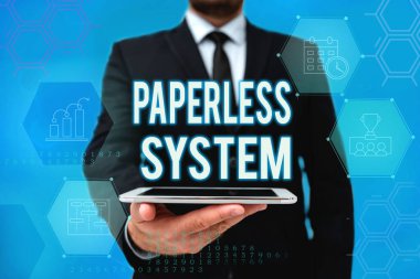 Kavramsal görüntüleme Kağıtsız Sistem. Bilgi depolama veya elektronik formda iletişim anlamına gelen kavram Ofisteki Üniformalı Adam Yeni Modern Teknoloji Gösteren Tablet.