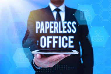 El yazısı Kağıtsız Ofis. Kağıt kullanımının kaldırıldığı çalışma ortamı üzerine yazılmış sözcük Ofisteki Adam Üniformalı Tutucu Tableti Yeni Modern Teknoloji Görüntüleme.