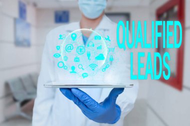 El yazısı tabelası Nitelikli İpuçları. İnternet kavramı kurşununun diğer Üniformalı Adam Bekleme Tableti 'ne kıyasla müşteri olma olasılığı yüksek..