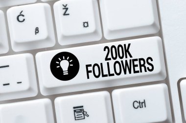 Mesaj işareti 200 bin takipçiyi gösteriyor. Instagram Ses ve Video Çağrı Yetenekleri Birleştiren Kişilerin İş Fikri sayısı