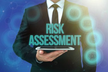 Kavramsal görünüm Risk Değerlendirmesi. Yeni Modern Teknoloji Gösteren Üniformalı Adam Üniformalı Tablet 'teki risk seviyelerinin hesaplanması anlamına geliyor..