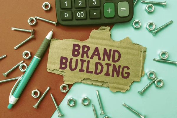 Testo che mostra ispirazione Brand Building. Attività di business idea associate alla creazione e promozione di un marchio Piani calcolati per le riparazioni e la manutenzione Preventivo progetti di riparazione — Foto Stock