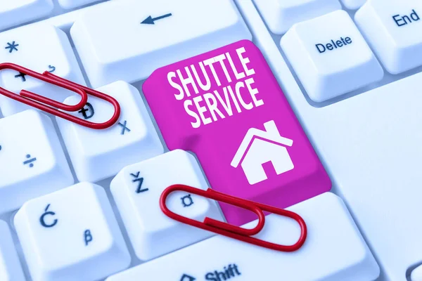 Inspiratie toont teken Shuttle Service. Conceptuele foto bedoeld om passagiers te vervoeren tussen twee vaste punten Oefenen van snelheid Typing Nauwkeurigheid, testen van schrijfkennis — Stockfoto